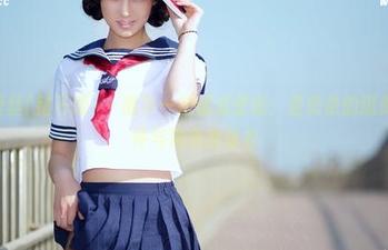 AISS爱丝(钻石版) - 随手一拍都成壁纸：亚美依的逛街少女情怀与黑色连体衣