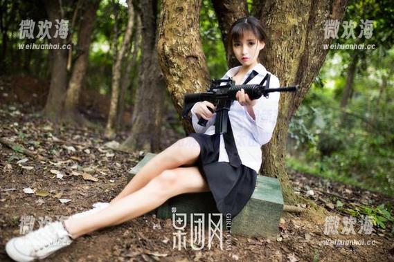 GIRLT果团网 - 大家看，龚玥菲把黑色穿出新高度！真想把这些美图全都当壁纸贴满房间，太出圈了吧！-微欢海