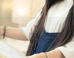 TouTiao头条女神 - 梁芮溪最新套图：红裙与微风，恍如置身梦中？