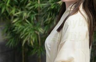 Xiuren秀人网 - 小乔babyb发来一份高清作品集，温柔的反差萌真让人受不了。