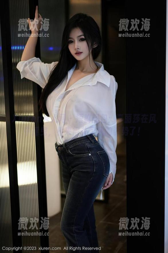 Xiuren秀人网 - 短裤图包：李丽莎在风中摇曳，看来得补习风的姿势了！-微欢海