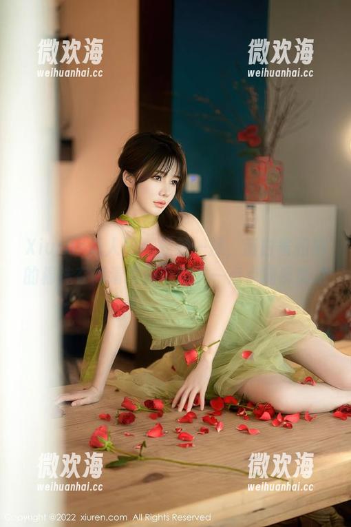 Xiuren秀人网 - 轻轻一撩，萌白酱和她的棉袜在高清写真中撒下一点点猫系魔法-微欢海
