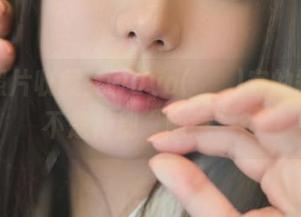 在线照片收藏：wuyo(우요)穿的短裤是不是特别“随意”？