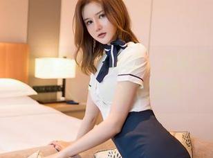 嗲囡囡 - 图片里的田冰冰，居然就那么一小块内衣？太会挑了吧！