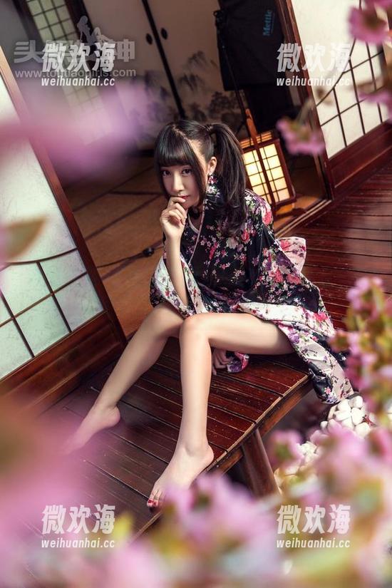 头条女神 - 精选爱丽莎lisa：死库水+奇葩姿势=完美的夏日一幕-微欢海