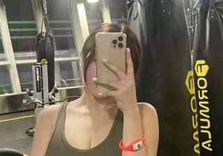微密圈 - 我在想，奶宝妹纸穿上这款蓝色制服，符合逻辑吗？反正免费下载是一场新的冒险！