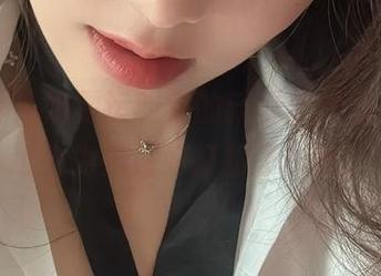 微密圈 - 奶雯运动党的新鲜出炉写真，壁纸也为她好好打扮了一番。