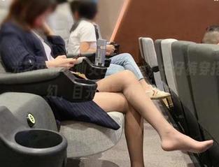 微密圈 - 光影中的小仙女ELaine，牛仔裤穿搭如梦似幻，目光想要不散都难