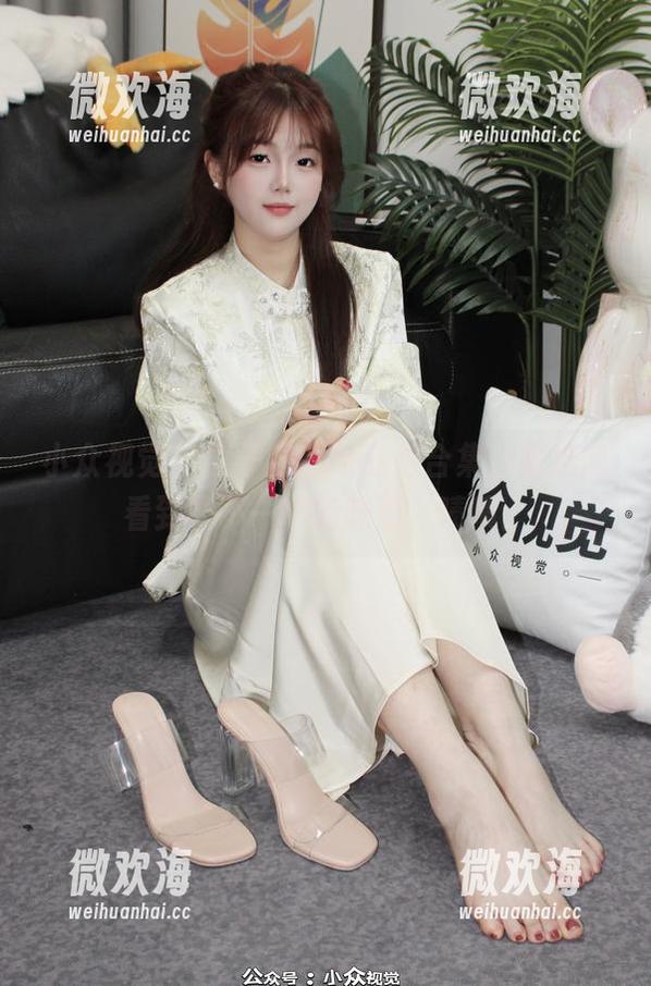 小众视觉 - 惠子的短裙私拍合集，隐约能看到些不一样的味道，啧啧。-微欢海