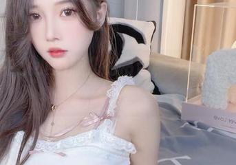 写真中小小奶瓶儿的吊带，一言不发的抗议