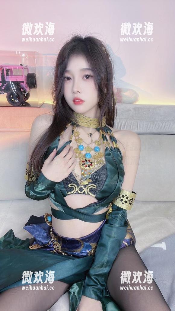 坦白说，小小奶瓶儿的美图包让我心潮澎湃，光是那长腿的角度就让我沉迷。-微欢海