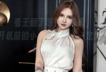 星颜社 - 看王俪丁呀在皮衣里，downloads开机前的小小提醒——一定得下载她的作品集。