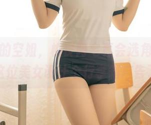 照片中的空姐，桃良阿宅真会选角，真该给这位美女设计个行李箱广告了。