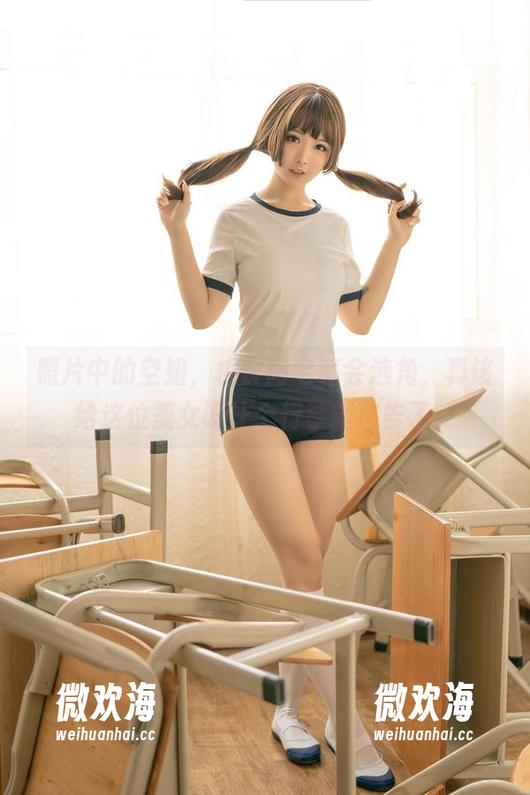 照片中的空姐，桃良阿宅真会选角，真该给这位美女设计个行李箱广告了。-微欢海