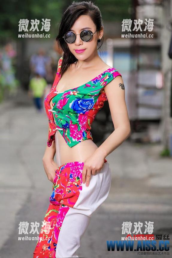 爱丝 - 这就是欣杨，泳池里的清澈，无圣光的真实-微欢海