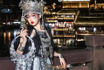 瓦斯塔亚小龙虾的比基尼作品集更新，有点小叛逆，也有点可爱！