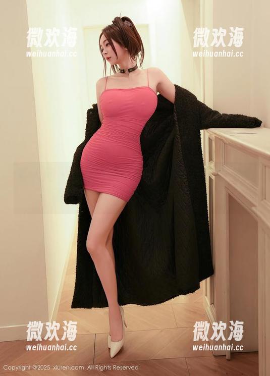 秀人网 - 原图里的Carol周妍希穿牛仔裤，那种延展性应该放大来讲一讲。-微欢海