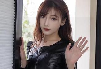 秀人网 - 死库水中的娜娜baby，活脱脱一个水中精灵的造型。
