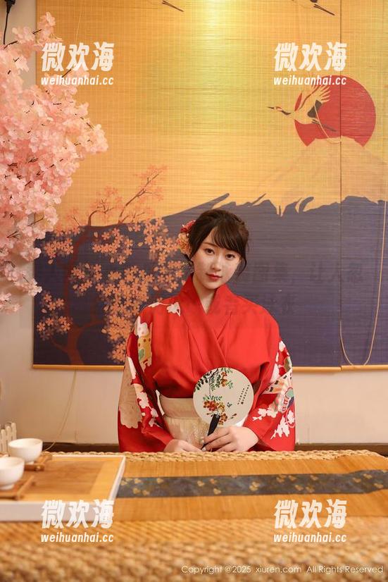 秀人网 - 小芭乐的定制泳装图集，让人忽然想去游泳…或者买泳衣-微欢海
