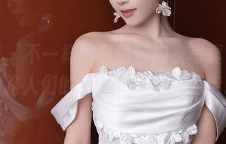 秀人网 - 不一样的李丽莎内衣写真，粉丝和路人们的眼光都在疯狂游走。