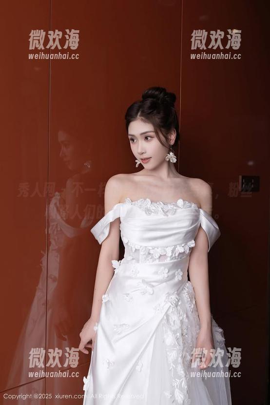 秀人网 - 不一样的李丽莎内衣写真，粉丝和路人们的眼光都在疯狂游走。-微欢海