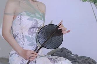 秀人网 - 李丽莎与她的红裙：一套图册，怀疑人生吧