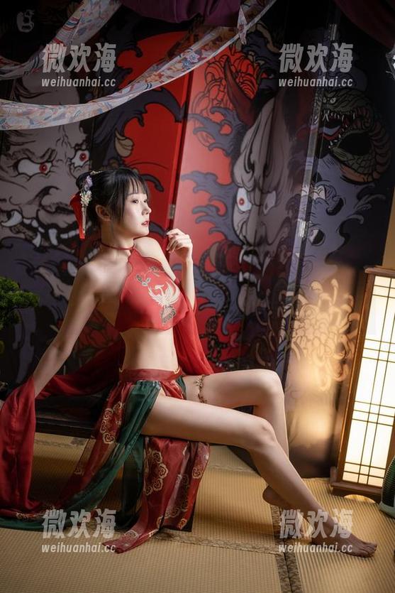 不再单纯是潘金莲，香草喵露露更新的套图中藏着些许挑逗的无言思索。-微欢海
