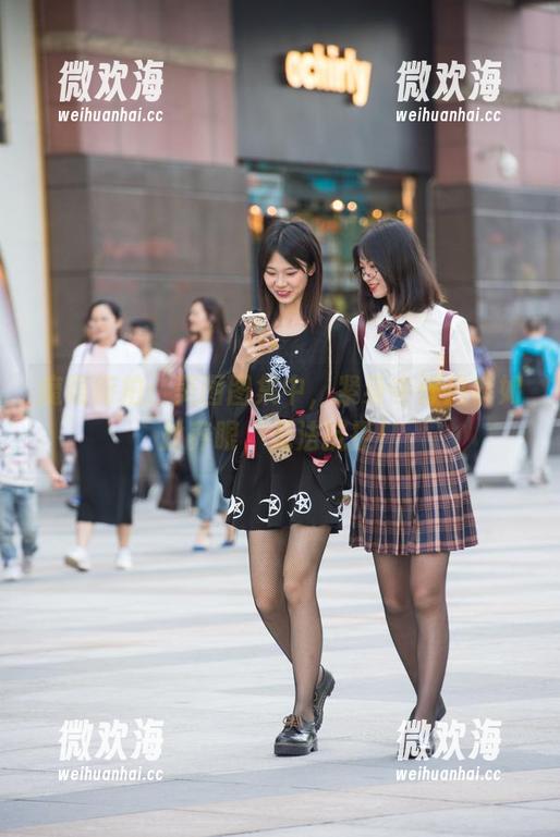 魔镜街拍：美图图集中，紧身牛仔热裤如此养眼，无法抗拒！-微欢海
