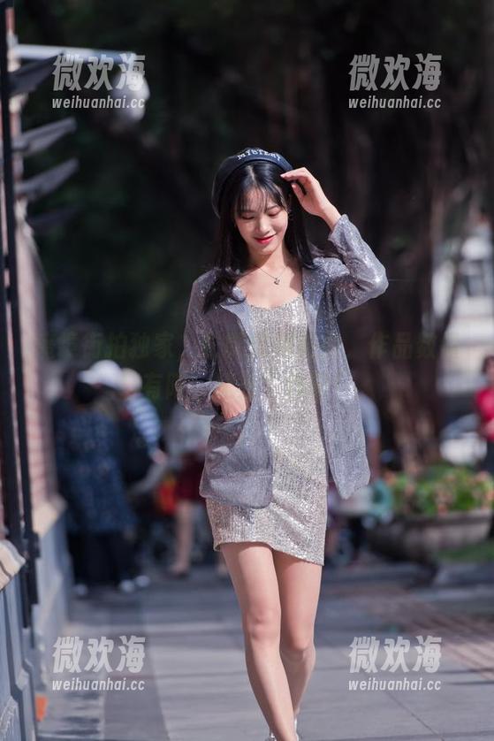 魔镜街拍独家，长腿皮裙美女，作品数量有限，速来下载吧！-微欢海