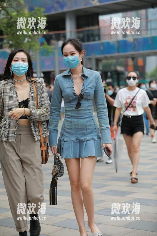 魔镜街拍的“白色吊带肉丝”系列，真是梦游轻轨的日常？-微欢海